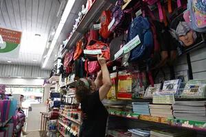 Las subas de precios y el faltante de insumos importados impulsan las compras anticipadas de útiles escolares