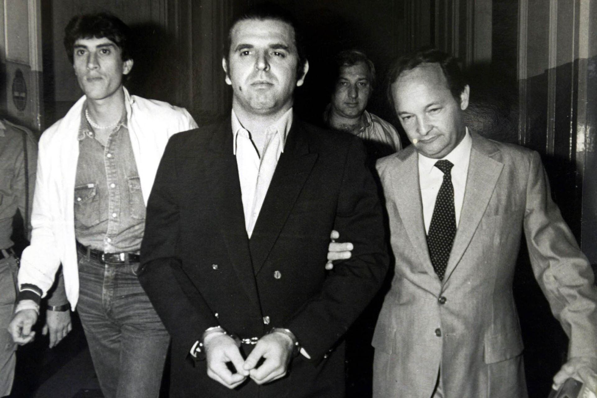 Mario Eduardo Firmenich es conducido por policías en Buenos Aires, el 24 de octubre de 1984, tras ser extraditado de Brasil