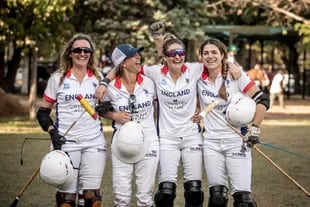 Contentas, claro: las inglesas Emma Tomlinson, Heloise Wilson-Smith, Amelia Hughes y Townend superaron a la Argentina en Buenos Aires por penales y son semifinalistas invictas en el primer mundial de mujeres.