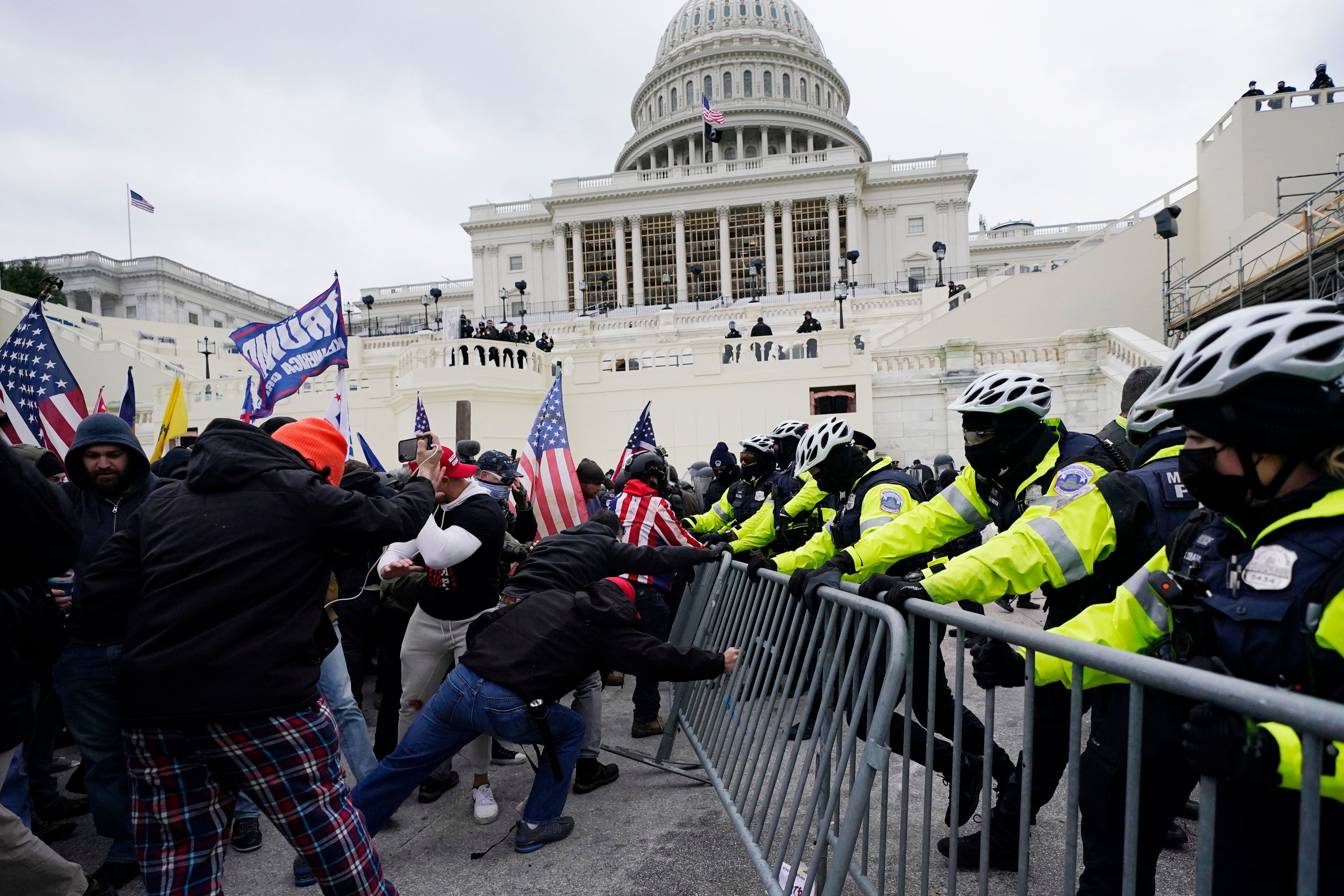 ARCHIVO - Simpatizantes del presidente Donald Trump tratan de abrirse paso a la fuerza al Capitolio en Washington, el 6 de enero de 2021. (AP Foto/Julio Cortez, Archivo)