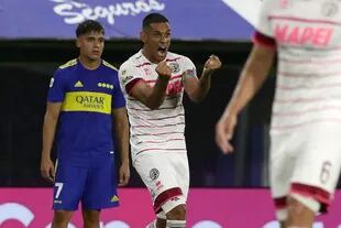 José Sand festeja el gol, tras la convalidación del VAR; el correntino, de 41 años, le anotó ocho veces a los xeneizes, la mitad de las veces en la Bombonera
