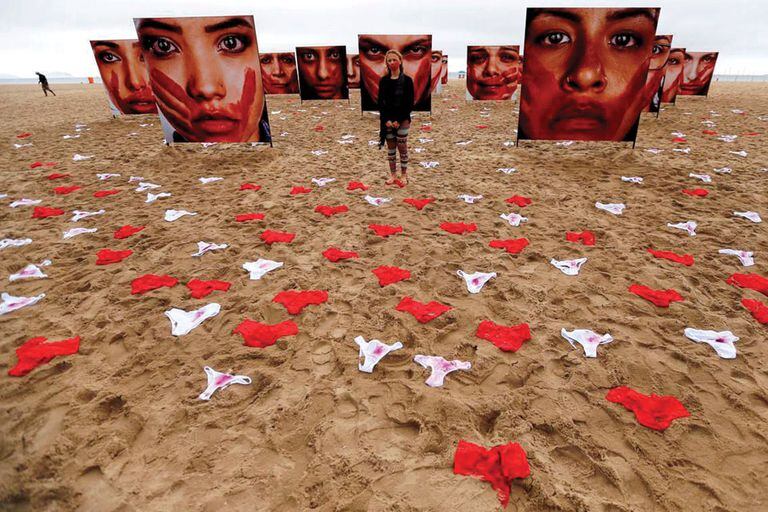 La ONG Rio da Paz ideó una exposición mediante la cual cubrieron la playa de Copacabana con bombachas en forma de protesta.