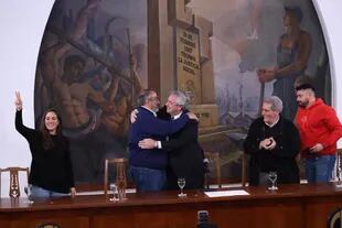 En su última visita a la CGT, el presidente Alberto Fernández se abraza con Daer y Acuña observa; ese día Pablo Moyano prefirió ausentarse para tomar distancia