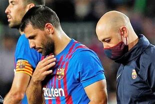 El Kun Agüero se retira con un dolor en la garganta en el partido Barcelona-Alaves