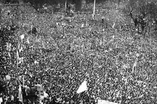 El 17 de octubre de 1945, a partir de las 19, la Plaza de Mayo comenzó a llenarse, a pesar de que los funcionarios del gobierno militar pedían que los manifestantes se retiraran