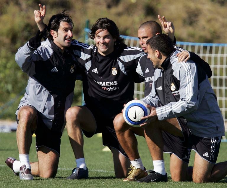 Solari, acompañado por Figo de un lado y Ronaldo del otro, en días de los Galácticos, con Walter Samuel como testigo cercano de la escena; en 2002 obtuvo la Champions League, la "Novena" para Real Madrid