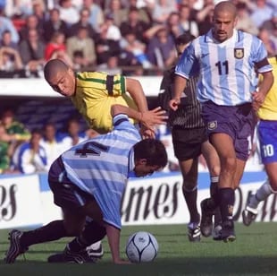 Ronaldo (4 de septiembre de 1999): cuando jugaba eclipsaba a todos los demás en la cancha; aún en la época de gloria de Brasil, cuando compartía cartel con Ronaldinho y Rivaldo; tres años después alcanzó la cima como el mejor jugador del mundo y goleador de Corea/Japón