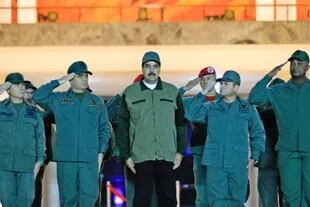 Aún no había amanecido cuando Maduro le habló a los militares