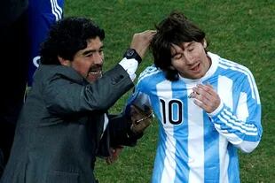Diego Maradona y Lionel Messi después del partido contra México. Mundial de Sudáfrica 2010.