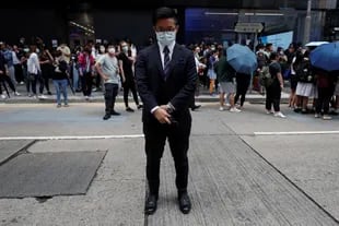 Jasper, de 27 años, que trabaja en un banco minorista se manifiesta en Hong Kong, China, el 12 de noviembre de 2019.