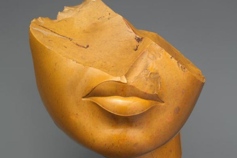 Una estatua de alrededor de 1353-1336 a.C., que muestra parte del rostro de una reina