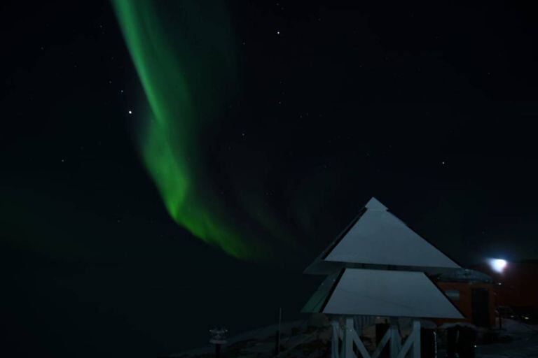 En la Base Belgrano II, ubicada en la Antártida, hay cuatro meses de noche polar y cuatro de día, y en esas noches eternas es posible contemplar fenómenos conocidos como "auroras polares"