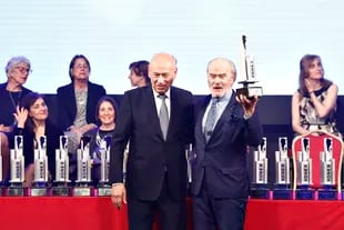 Gino Bogani levanta su estatuilla como ganador de la categoría Diseño de Indumentaria, junto a Ovsejevich, en la ceremonia realizada en la Ciudad Cultural Konex