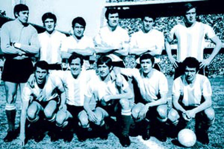 La selección que quedó afuera del Mundial '70. La alineación: Cejas, Pachamé, Gallo, Perfumo, Albrecht y Marzolini (parados); Marcos, Rulli, Yazalde, Brindisi y Tarabini.