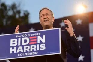 Emhoff elevó su perfil público durante la campaña electoral de su esposa, llegando incluso a dar discursos en representación del binomio Biden-Harris