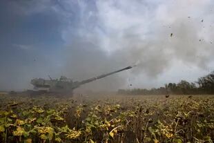 Soldados ucranianos disparan contra posiciones rusas con un obús Krab en la región de Donetsk de Ucrania el 24 de agosto de 2022.