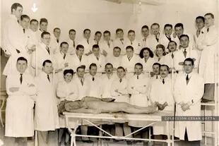 Alumnos de Anatomía del profesor Juan José Cirio. En la fila superior, el tercero desde la izquierda, es Ernesto Guevara de la Serna, el Che. 1947.