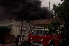 Llamas fuera de control en La Tablada: un incendio dejó en ruinas a una fábrica