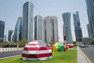 Avenida en West Bay en Doha, adornada con banderas de los paises clasificados para la copa del mundo