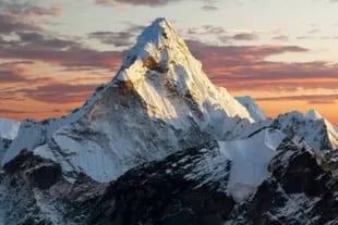 El Monte Everest tiene una altitud de 8.848,86 metros sobre el nivel del mar