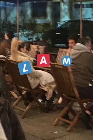El conductor de Los Ángeles de la Mañana publicó una serie de fotos en la que se puede ver a la pareja cenando en un restaurante del barrio de Núñez sin esconderse de los flashes de las cámaras