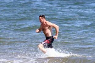 Hugh Jackman takes a forced break and exhibits his statuesque figure in the Hamptons, south of New York