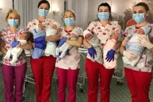 Un grupo de enfermeras que trabaja atendiendo a los bebés que nacen por vientre subrogado