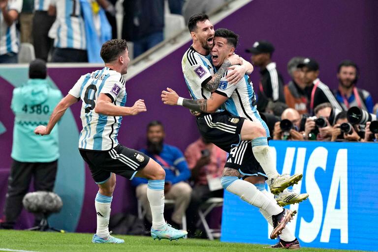 Enzo Fernández festeja la conversión del segundo gol para Argentina