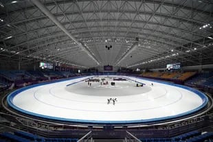 Los atletas de Japón practican en el Gangneung Oval entrenamiento de patinaje de velocidad