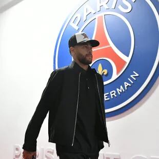 Neymar leads PSG as the squad arrives at the Parc des Princes for the duel against Troyes