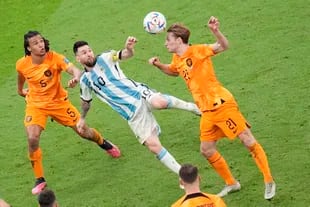 El argentino Lionel Messi y el neerlandes Frenkie de Jong pugnan por el balón en los cuartos de final del Mundial, el viernes 9 de diciembre de 2022, en Lusail, Qatar. (AP Foto/Ariel Schalit)