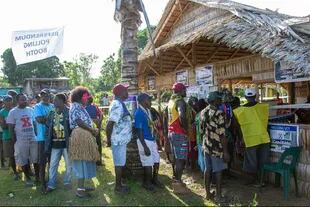 Los habitantes de Bougainville se acercan a votar en el referendo