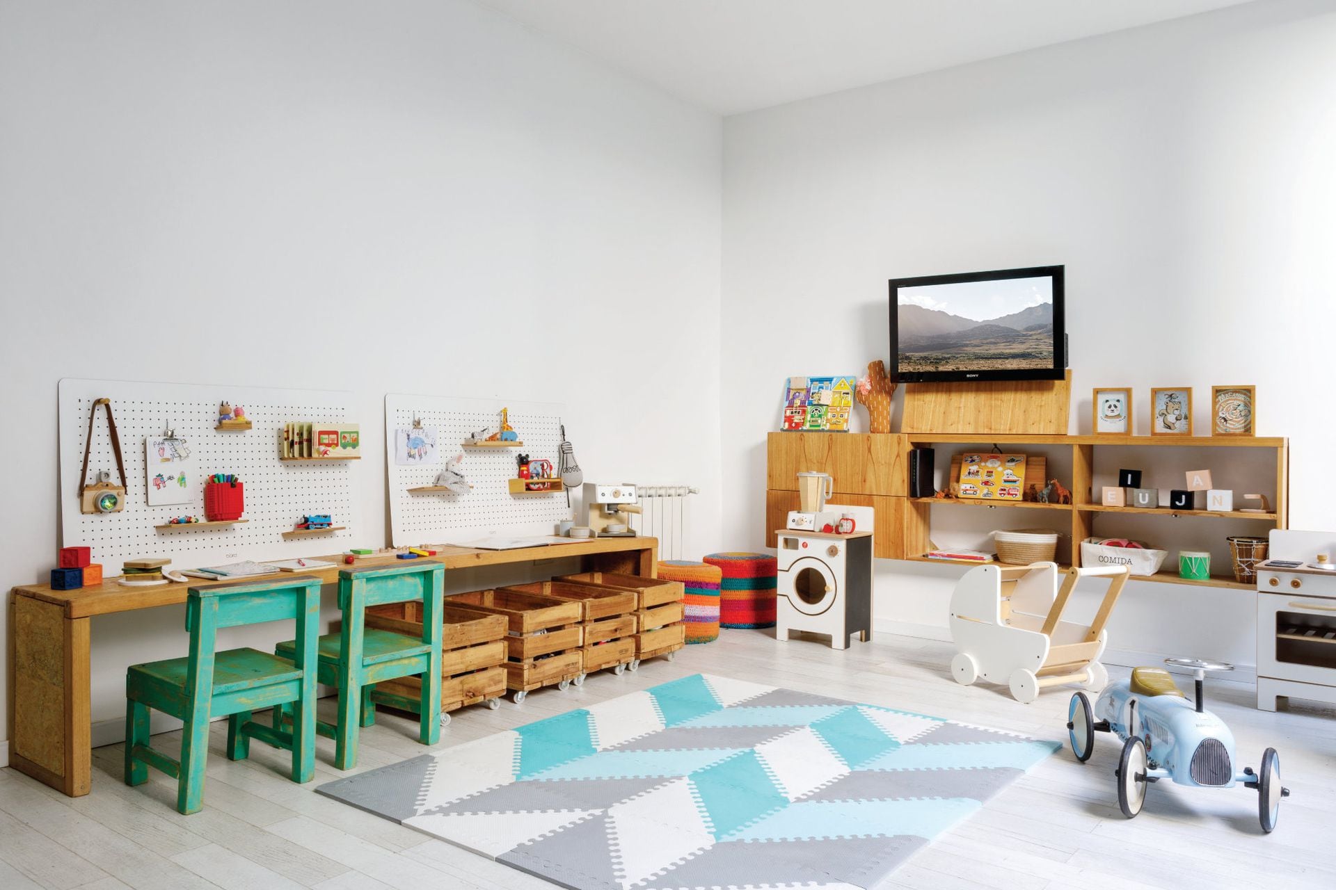 OSB table, chairs and drawers (Pallet Store).  Camera, blender and coffee machine (Lola and Chango).  Kitchen, washing machine, wooden stroller (Guri Play).  Boards (Börd Deco)