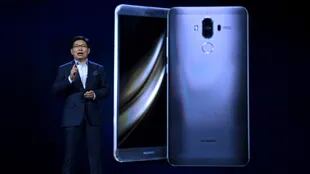 Richard Yu, CEO de Huawei, durante la presentación de la versión del Mate 9 con Alexa como asistente digital