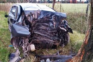 Dos jugadores de fútbol de la Liga Casildense murieron ayer al estrellarse el vehículo en el que viajaban por la Ruta Nacional 33 contra un árbol