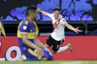 Julián Alvarez celebra contra Boca; el delantero puede ocupar varias posiciones