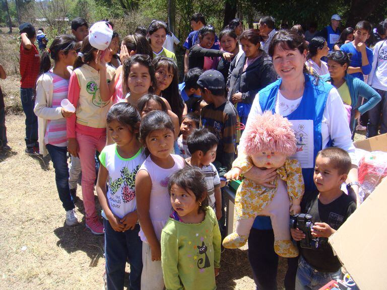 Mirna entregando donaciones en una escuela rural de Los Blancos, Palpalá, Jujuy