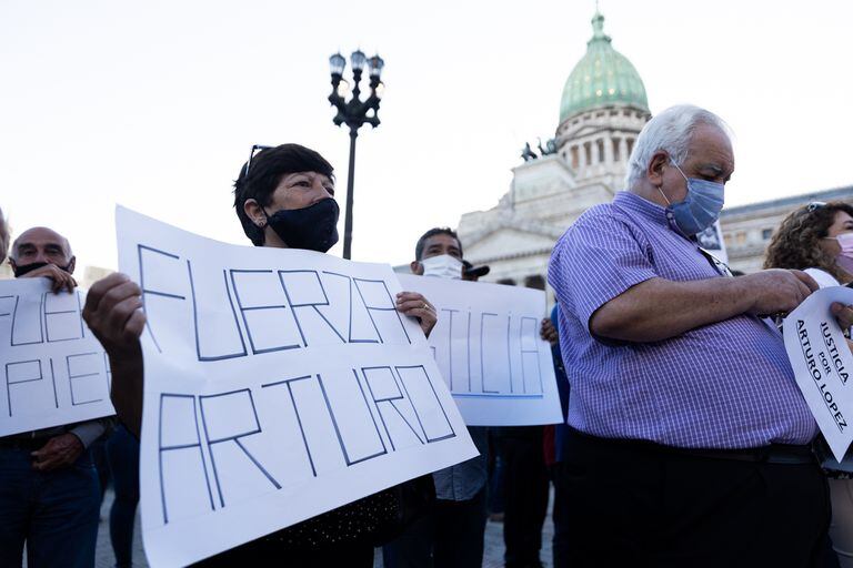 Marcha pidiendo justicia por el crimen de Arturo López, en el Congreso
