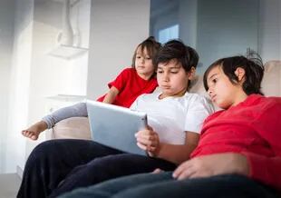 Los niños pasan mucho tiempo mirando videos en Internet, pero muchas veces son inadecuados