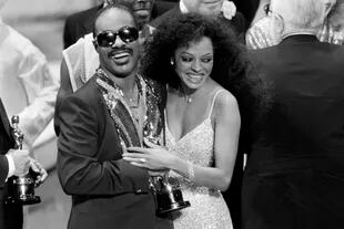 Stevie Wonder con su amiga Diana Ross y el Oscar que recibió en 1985 por Mejor canción original