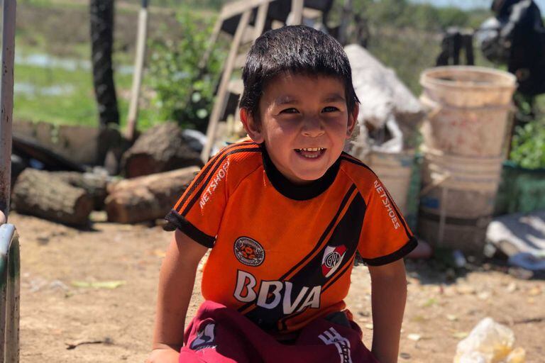 El hijo menor de Violeta Cáceres se divierte jugando en el jardín de su casa, antes de ir a la escuela
