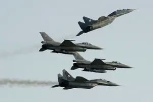 ¿Cómo entregarle aviones caza a Ucrania? El dilema genera un primer cortocircuito en la OTAN