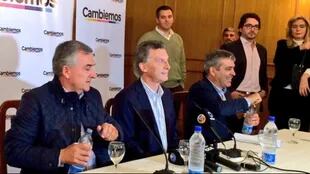 Macri, en el centro de la escena, flanqueado hoy en Tucumán por Morales y Cano