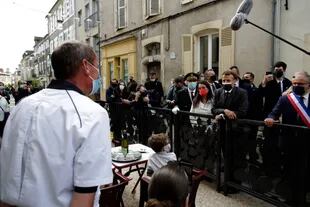 El presidente de Francia, Emmanuel Macron, recorre las calles y restaurantes de París en la reapertura de actividades. Con estos avances la UE se anima a reabrir el turismo en el bloque