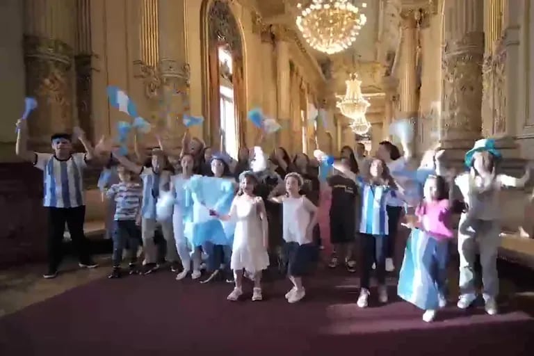 El Coro de Niños del Teatro Colón cantó el hit del Mundial e hizo emocionar a todos