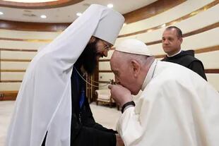 El Papa, con el metropolitano Antonij de Volokolamskel, número dos de la Iglesia Ortodoxa Rusa, en Nursultán. (VATICAN MEDIA / AFP)