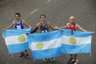 Los atletas argentinos, con Félix Sánchez en el medio, y el orgullo de haber llegado a la meta
