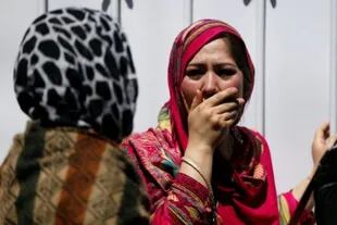 Mujeres se lamentan afuera de un hospital en Kabul, después de un ataque con un camión bomba