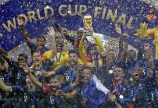 El arquero de Francia Hugo Lloris alza el trofeo tras vencer a Croacia en la final de la Copa del Mundo en Moscú