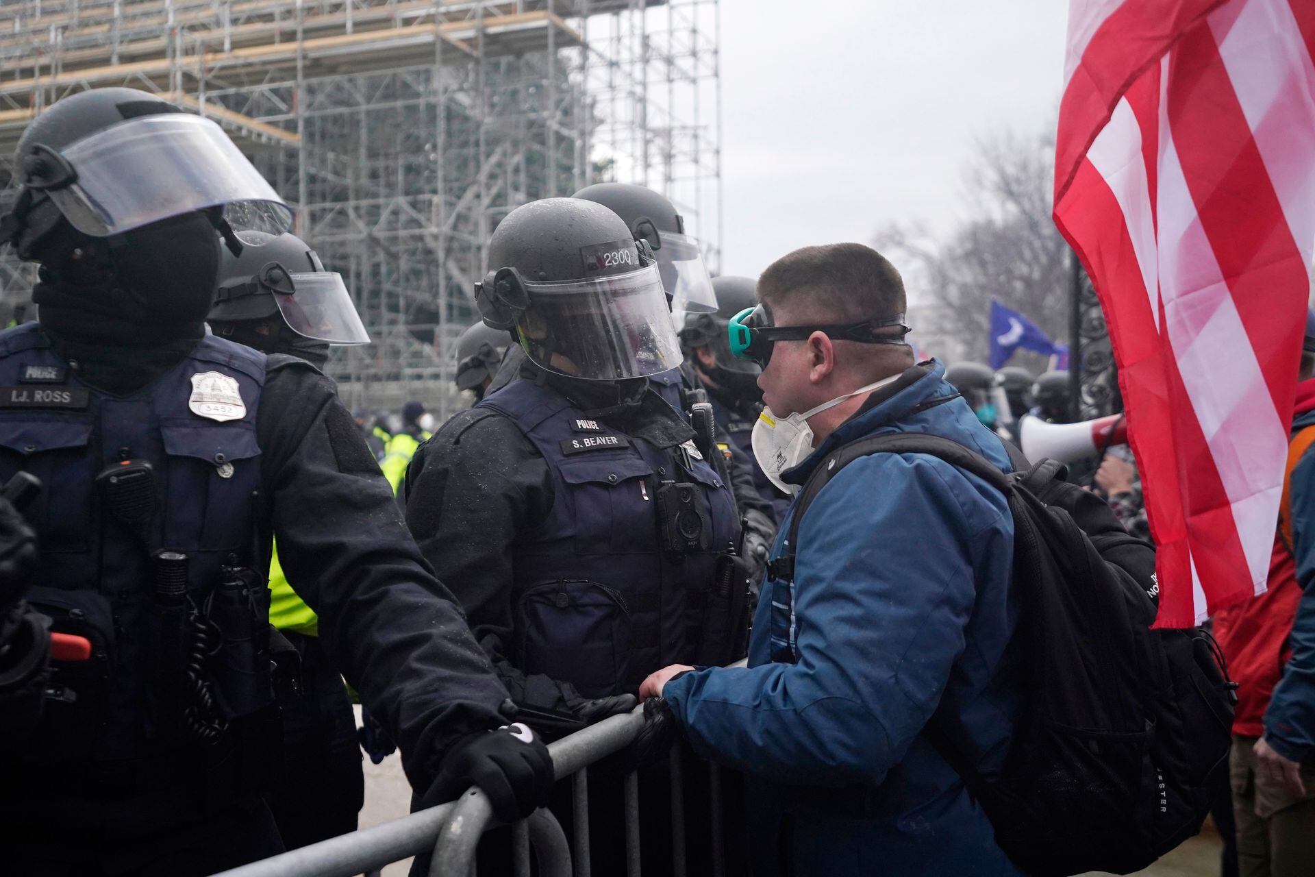 Un manifestante en una barrera policial en los alrededores del Capitolio en Washington